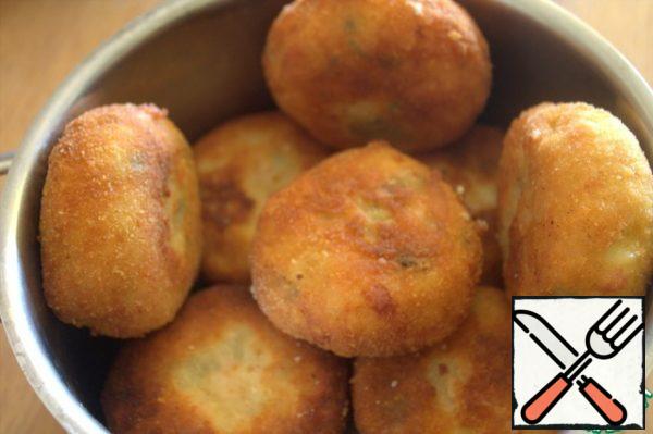 We take out the finished fried bombs on a napkin, then put them in a saucepan under the lid so that they do not cool down.