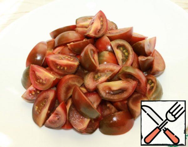 Cut tomatoes into arbitrary pieces.