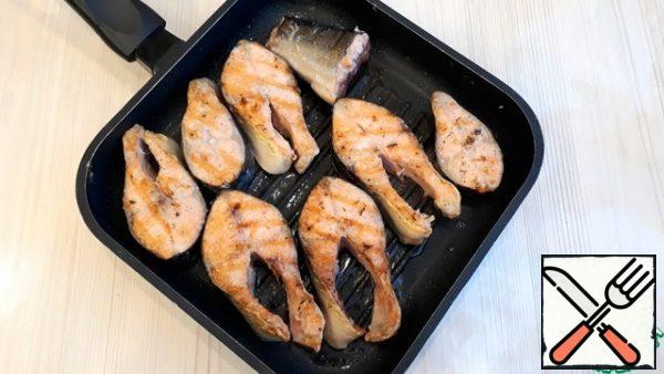 Add 2 tablespoons of corn oil to the pan (you can replace it with vegetable oil), add 1 tablespoon of melted butter. Heat the pan well over medium heat, put the pieces of pink salmon in the pan and fry on both sides until half-cooked, inside the fish should remain raw.
