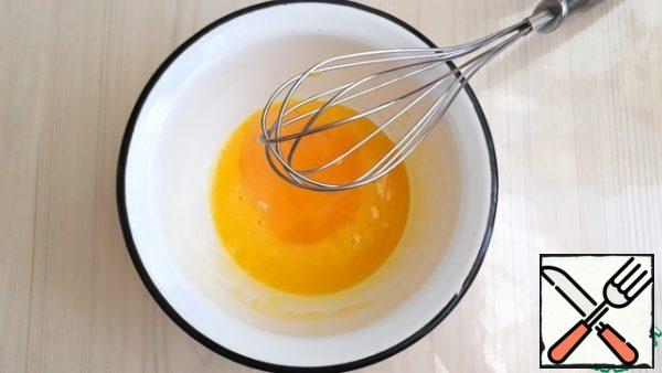 For the sauce:
Add 3 egg yolks to a bowl. Put the bowl on a water bath and whisk until thickened, then add a pinch of salt and 1 tablespoon of lemon juice, continuing to whisk. Next, melt the butter (100 gr.). Cool the butter slightly and gradually, in a thin trickle, add to the beaten yolks.