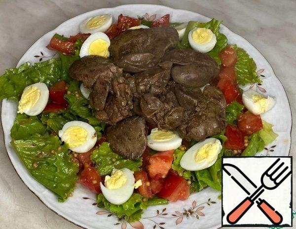 Add chopped tomatoes to the lettuce leaves, pour the sauce, mix. We put it on a plate. Spread quail eggs and chicken liver on top. You can also sprinkle with orange juice.
It's very tasty!
Be sure to try cooking!