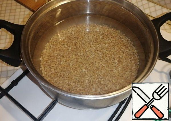 Pour well-washed pearl barley with cold water at the rate of 1: 3, cover with a lid and put on medium heat. As the water boils, reduce the heat to slow and cook for 50-60 minutes until tender.
