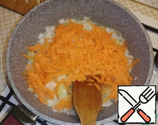 Grate the carrots on a coarse grater and add to the onion. Fry for 5 minutes. If carrots and onions start to burn, you can add a little water.