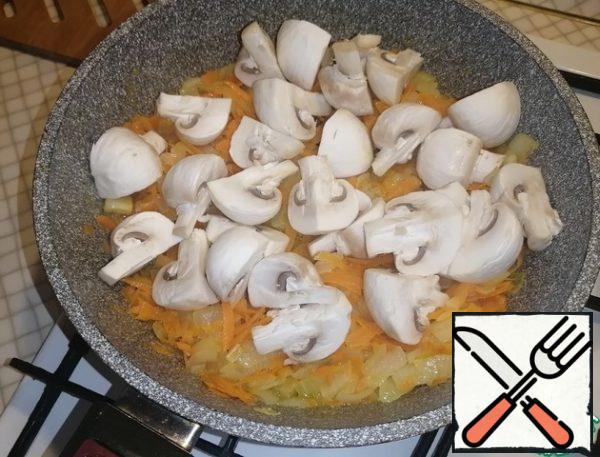 Champignons are washed, cleaned and cut into quarters, sent to the frying pan. Fry for 10-15 minutes.