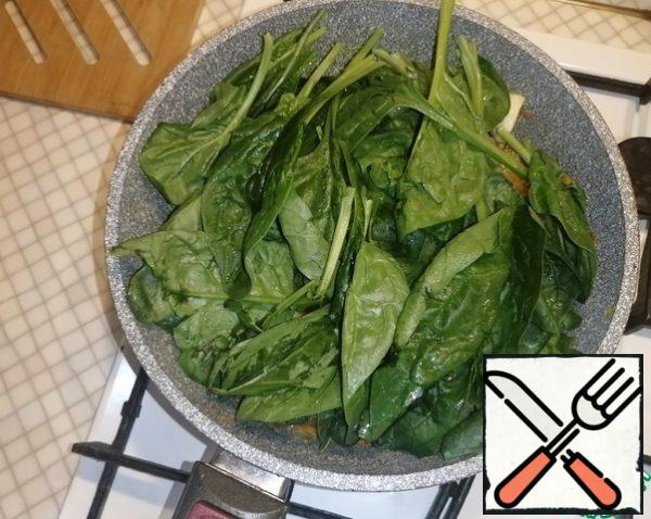 Add spinach to the pan and cook for 6-7 minutes under the lid without stirring.