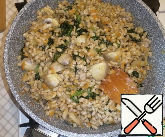 Add the boiled pearl barley and mix well. Adjust for salt and pepper, leave for 2-3 minutes under the lid. Done.