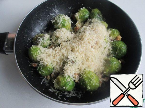 Remove the pan from the heat, add nuts and cheese. Mix everything and serve.
If desired, the cheese can be added after shifting the cabbage from the pan to a dish or in portions.
