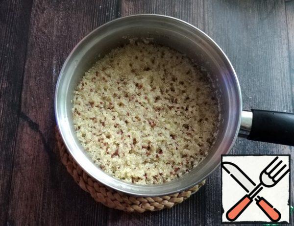 Quinoa should be cooked following the instructions on your package. I cooked in the ratio: one part quinoa and two parts water, not salted. Cooked until the liquid was completely absorbed. It's about 15 minutes.