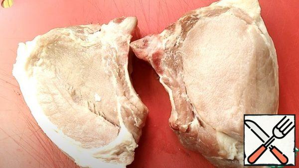 Prepare the pork loin, rinse and dry.