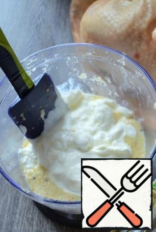 Add yogurt, sour cream, mix gently, check for salt, the marinade should be slightly salty. You can do one thing - sour cream or yogurt.