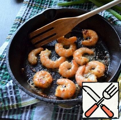 Peel the shrimp, fry on 1 tbsp vegetable oil, I use vegetable oil, the quality is excellent. Transfer hot to a salad bowl.