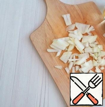 Chop onion (1 pc.) into small cubes. Add 2 tablespoons of sunflower oil to the pan. Saute the onion until light golden brown.