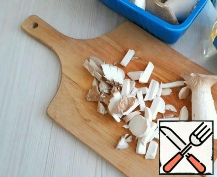 Chop mushrooms (3 pcs.) into cubes.