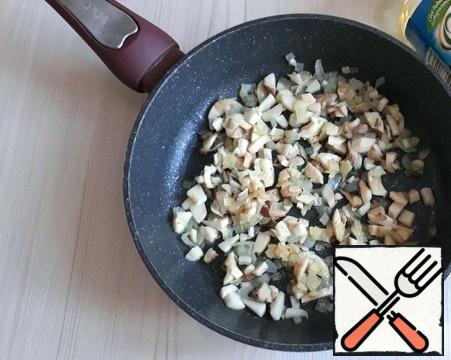 Add the mushrooms to the browned onion and lightly fry for 1-2 minutes .