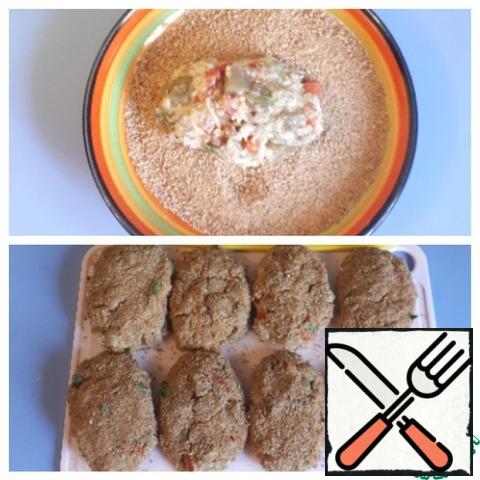 Form cutlets, pan them in breadcrumbs or flour.