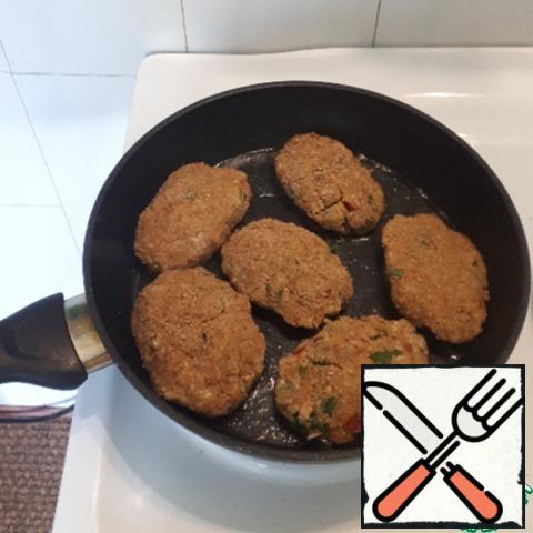 Fry the cutlets in vegetable oil on both sides.