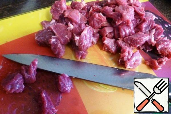Cut the beef into small pieces.