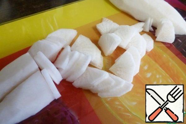 Peel the daikon from the skin and cut into thin slices.