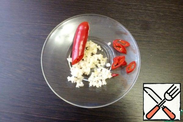 Chop the garlic and chili pepper. Korean cuisine is spicy, so decide for yourself about the sharpness.