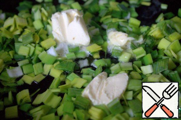 Chop leeks or green onions and fry in butter together with vegetable oil.