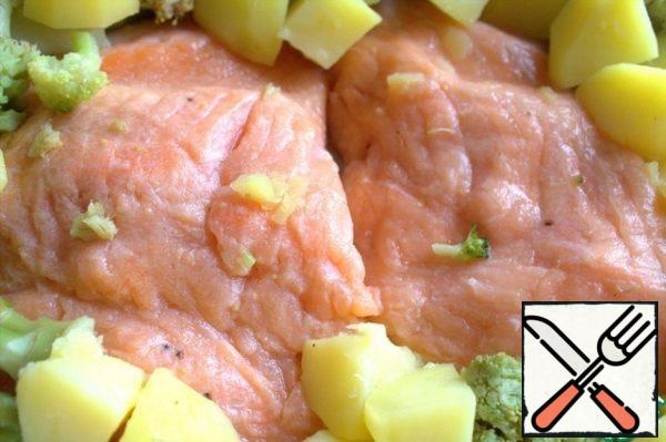 Fish (fillet on skin without bones) is placed in the center of a ceramic mold.