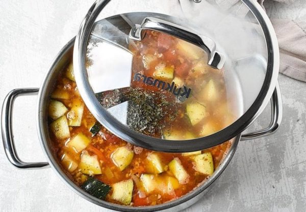 Pour the dried herbs into the soup, stir and bring to a boil.