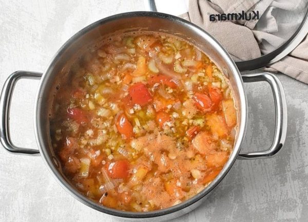 Pour tomato juice from a jar of tomatoes into a saucepan. Chop the tomatoes coarsely and set aside for now. Cook the soup for another 5 minutes.