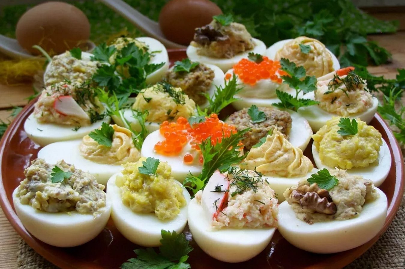 Яйца фаршированные шпротами и желтком