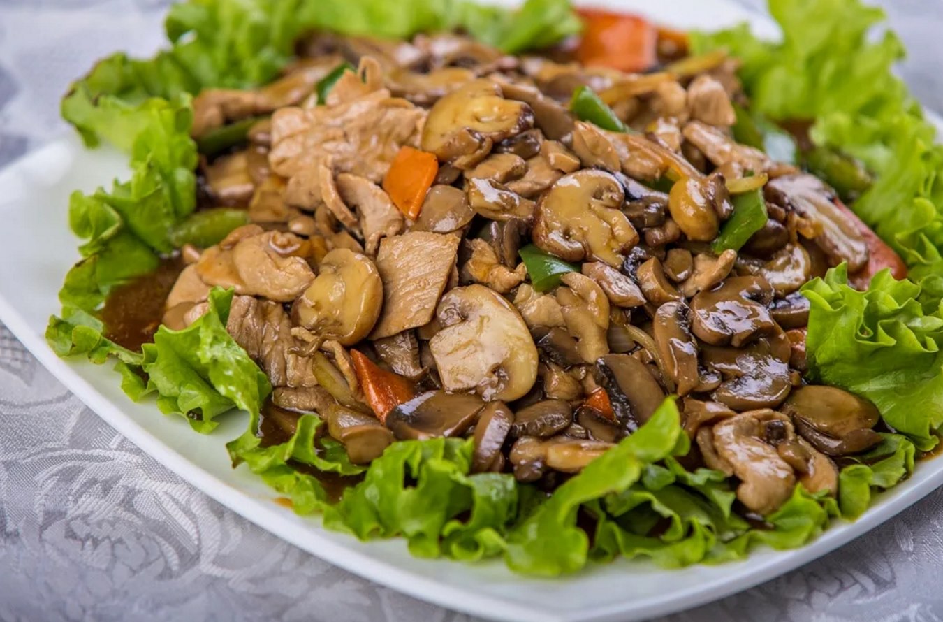 Салат с грибами самый простой рецепт. Салат с грибами. Салат с шампиньонами. Салат мясной с грибами. Салат с жареными грибами.