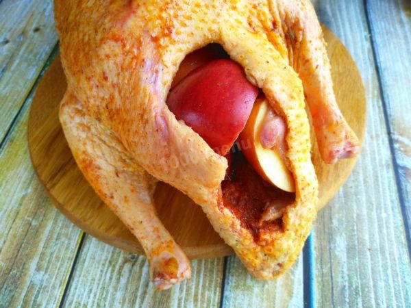 Wash and dry apples, leaving the skin for added flavor. Cut 2-3 apples into quarters, removing the core, and place them in the goose's cavity.


