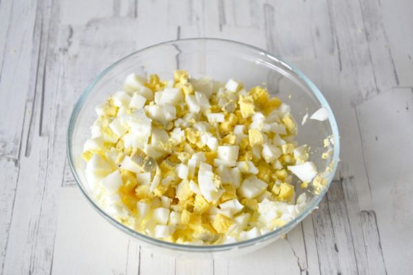 Boil the eggs for 8-10 minutes after boiling. Then cool the eggs, peel, and finely chop.

