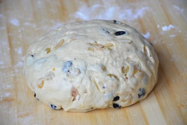 Cover the dough with a napkin and let it rise for an additional 30-40 minutes. Preheat the oven to 175 degrees Celsius during this time.


