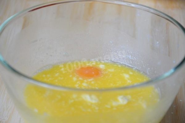 Once the mixture has cooled slightly, add the yolk and mix.


