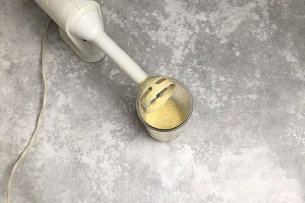 With brief, impulsive movements, whisk all the ingredients until they form a sauce. The consistency should be slightly thicker than water.

