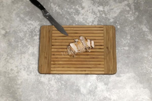 Cut the cooled chicken fillet into small, bite-sized pieces.

