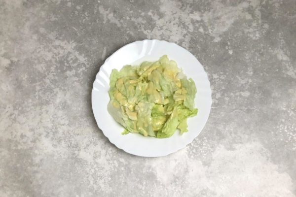 Lay out torn lettuce leaves on the bottom of the plate and drizzle the sauce over the salad.

