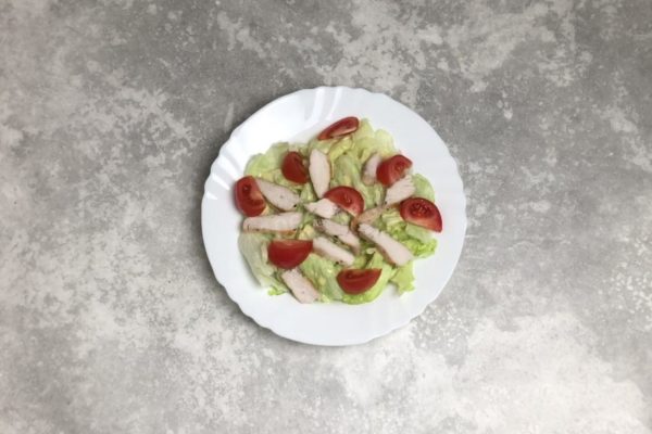 Arrange the chicken pieces and scatter chopped tomatoes.

