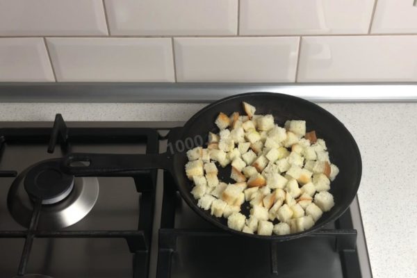 In a pan, add a modest amount of vegetable oil and introduce a peeled, crushed garlic clove. Spread out the sliced bread, ensuring an even mix. Sauté the croutons on the lowest heat until they achieve a satisfying crispiness, remembering to stir intermittently. If the garlic shows signs of burning, promptly remove it. It's crucial not to crush the garlic excessively. For insights on selecting the right frying pan and oil, refer to the articles provided at the end of the recipe.

