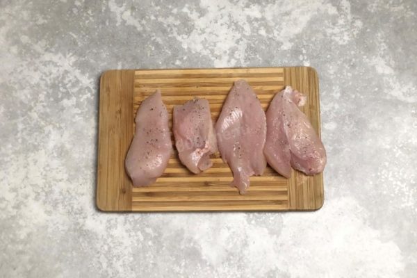 Slice the chicken fillet into small, uniform medallions. Season them generously with salt and pepper.

