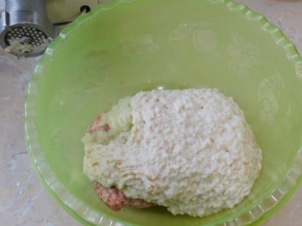 Add the ground loaf to the minced meat in the bowl. Season with salt and spices to taste. Thoroughly mix the entire mixture, preferably using your hands, until it becomes homogeneous.


