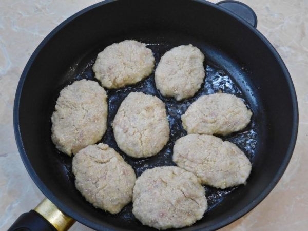 Heat a non-stick frying pan with a bit of vegetable oil until it reaches a hot temperature. Place the formed cutlets in the pan and fry them over medium heat for 2-3 minutes on each side or until they achieve a golden brown color.


