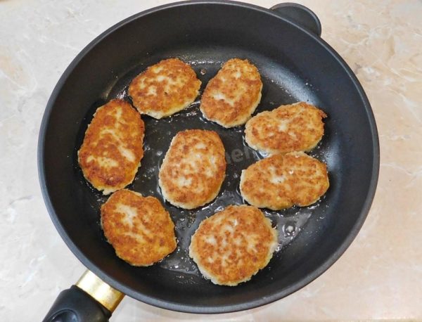 Flip the cutlets and fry the other side. Once done, remove the finished cutlets from the pan. Serve them alongside your favorite side dish. Enjoy your meal!
