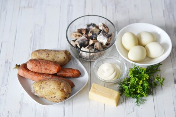 Begin by preparing the necessary ingredients for the classic Mimosa salad with canned fish and potatoes. Optionally, consider adding pickled onions in one layer. To marinate the onions, finely chop a small onion and marinate it in 1 tbsp. of apple cider vinegar for 15 minutes. Then, drain the vinegar.

