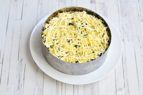 Sprinkle grated yolk on top and lightly drizzle with mayonnaise.


