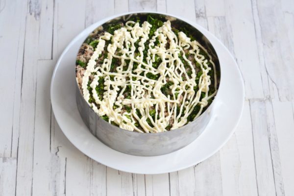 Distribute the mashed sardines, sprinkle with chopped herbs, and drizzle with mayonnaise.


