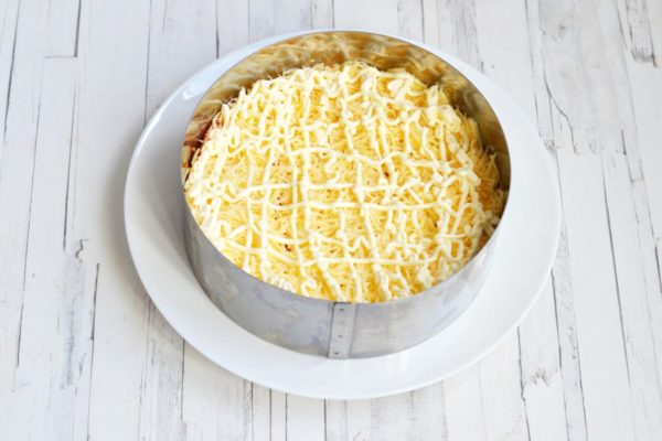 Layer cheese on top of the carrots and create a mesh of mayonnaise.


