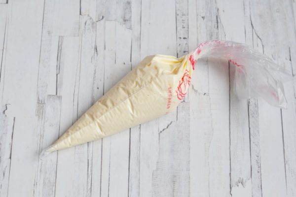 For easier application of mayonnaise on the layers, transfer it to a pastry bag and cut off the tip. You can make mayonnaise yourself for a tastier and healthier salad.



