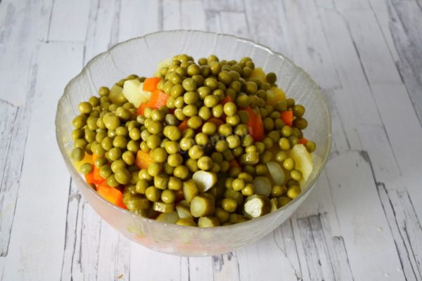 Combine all the diced ingredients and peas in a suitable salad bowl.


