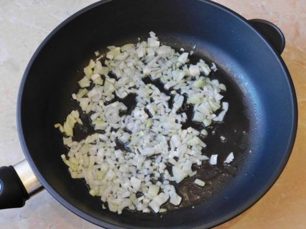 Pour a small amount of vegetable oil into a hot frying pan and add the chopped onion. Sauté the onion until it turns golden brown, stirring occasionally with a wooden spatula to prevent burning. For guidance on choosing the right frying pan and oil for frying, consult articles on these topics linked at the end of this recipe.



