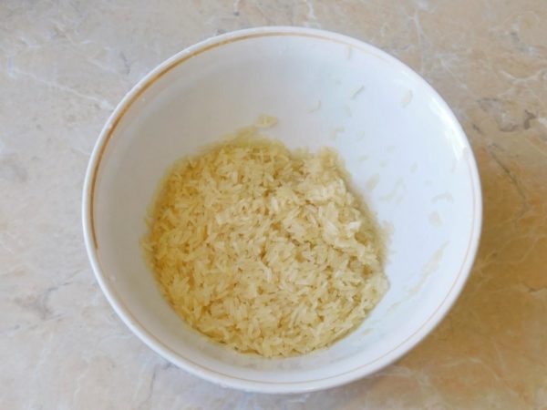 While the onion is frying, prepare the required amount of rice. Rinse it thoroughly in cold water and drain all excess water using a colander.


